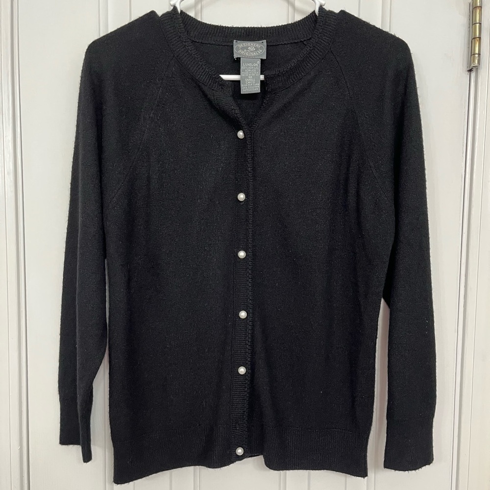 𝅺DESIGNERS Originals black pearl button cardigan. Size small. Luxelon acrylic.